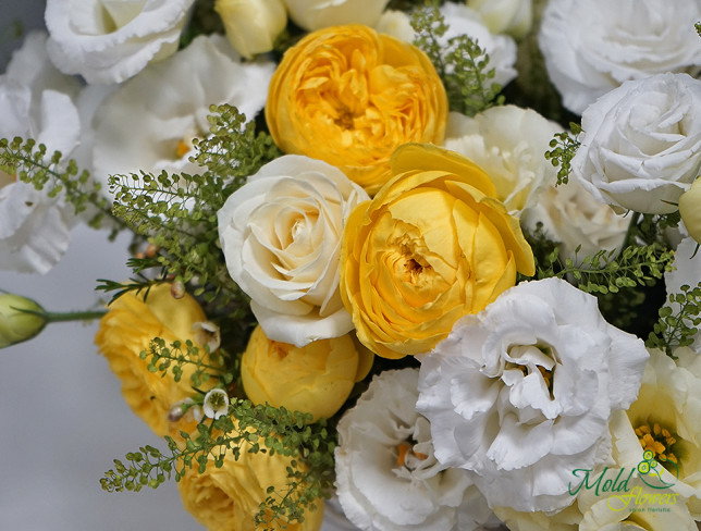 Композиция с жёлтой пионовидной розы и эустомой Фото